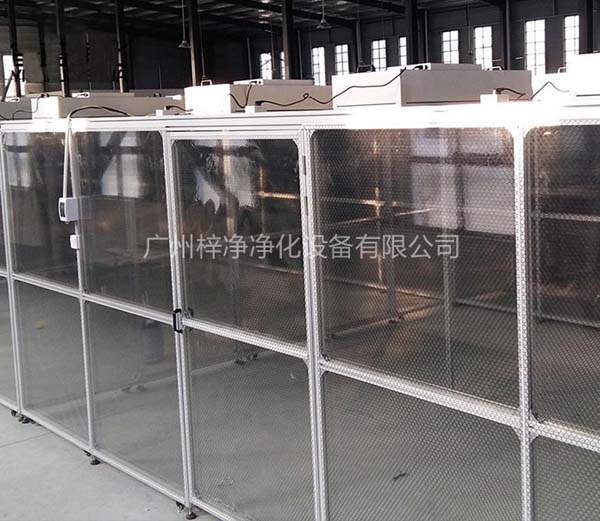 潔凈棚采用工業(yè)鋁材（或不銹鋼方通、鐵方通噴塑）作為框架，風(fēng)機(jī)濾網(wǎng)機(jī)組（FFU）送風(fēng)，四周懸掛防靜電垂簾（或鋼化玻璃），其內(nèi)部?jī)艋?jí)別可達(dá)到100-10000級(jí)。