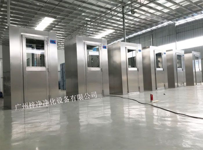 風(fēng)淋室又可起到氣閘的作用，阻止未凈化的空氣進(jìn)入潔凈區(qū)域。