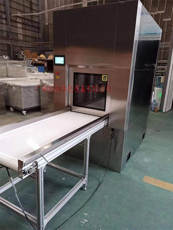 輸送帶傳遞窗還可吹淋被傳遞物品的表面，防止物品可能攜帶塵埃進入潔凈室。