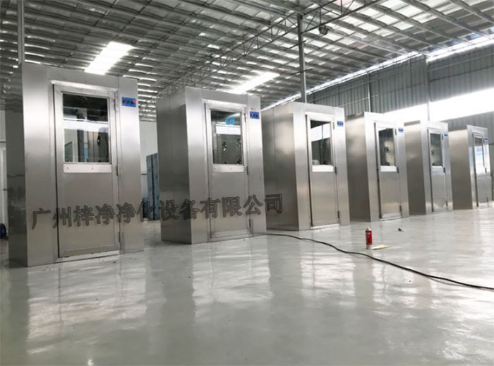全不銹風淋室采用全不銹鋼材質制造，具有良好的耐腐蝕性、耐高溫性和耐磨損性。