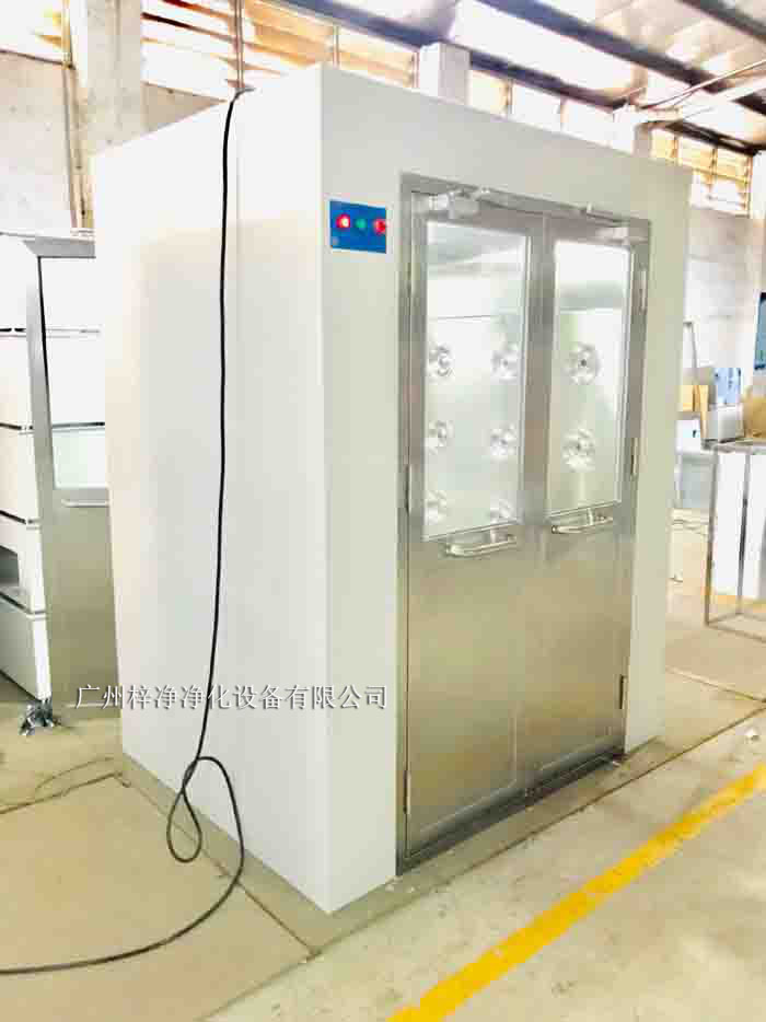 烤漆風淋室采用冷軋鋼板作為基材，表面經過烤漆處理。