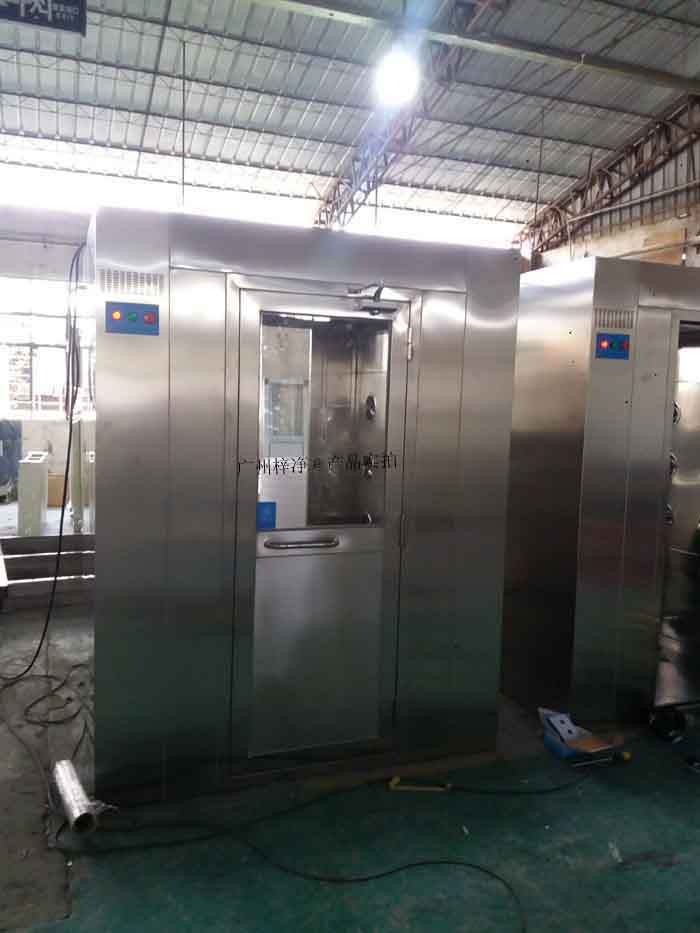 風(fēng)淋室應(yīng)配備高效過濾器，確保過濾效率達(dá)到行業(yè)要求。