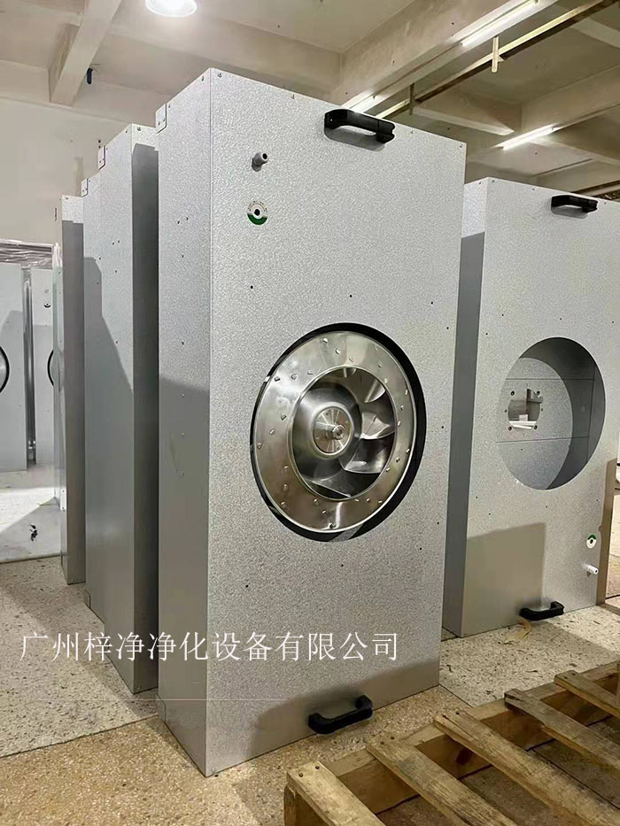 直流FFU適用于半導(dǎo)體、電子、平板顯示器和磁盤(pán)驅(qū)動(dòng)器的廠家及光學(xué)、生物工業(yè)及其它對(duì)空氣中污染有嚴(yán)格控制要求的地方。