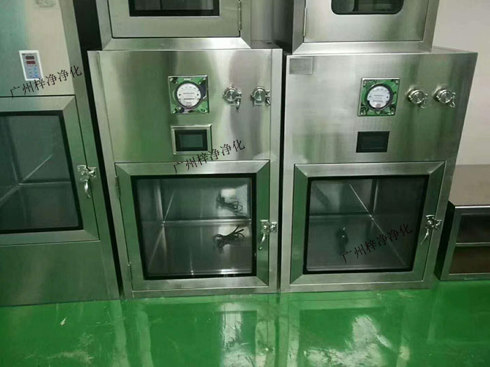 層流傳遞窗適用于需要隔離不同潔凈度級(jí)別的房間，如潔凈室與普通房間之間的連接、不同潔凈度級(jí)別潔凈室之間的連接等。