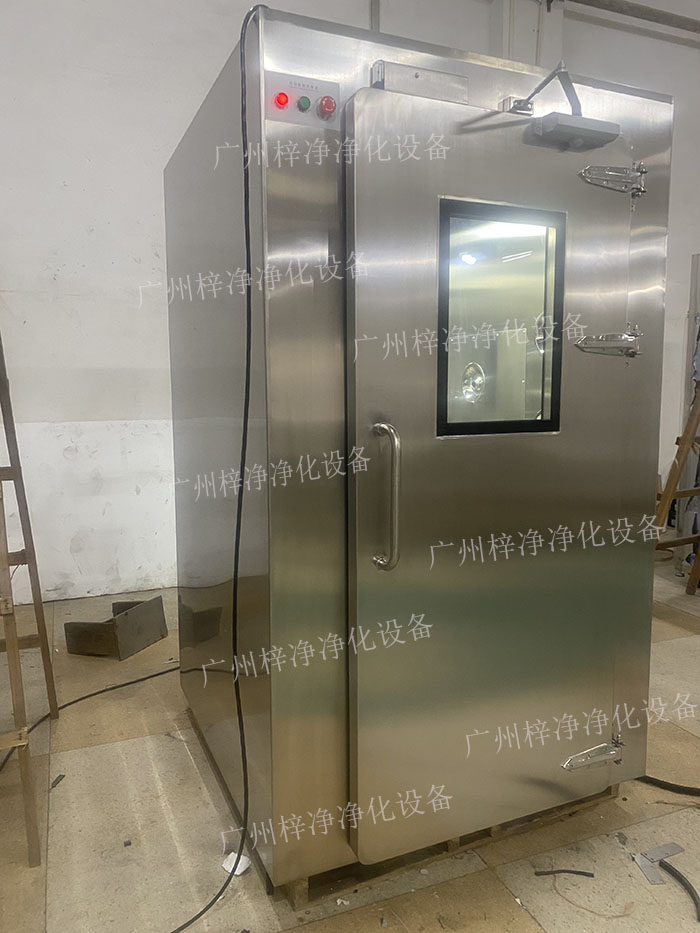 高端滿焊風淋室采用滿焊接工藝，無縫連接，防止塵埃進入，確保潔凈室的空氣質(zhì)量。