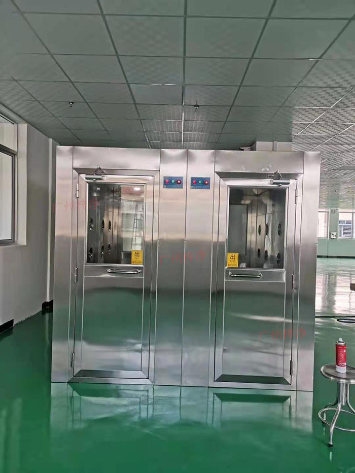 潔凈室風(fēng)淋室安裝現(xiàn)場實拍圖