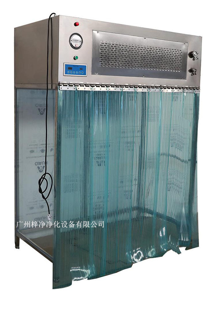百級潔凈層流罩它主要由箱體、風機、初效空氣過濾器、高效空氣過濾器、阻尼層、燈具等組成。