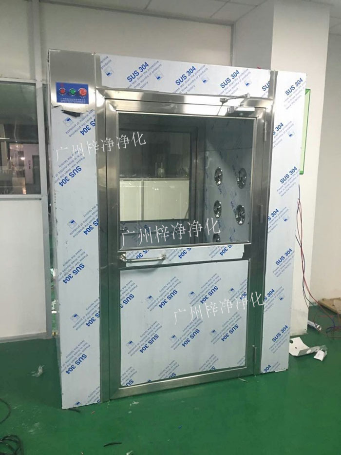 防爆風(fēng)淋室是指風(fēng)淋室的電機(jī)、指示燈、照明燈、接線管必須嚴(yán)格按照防爆標(biāo)準(zhǔn)