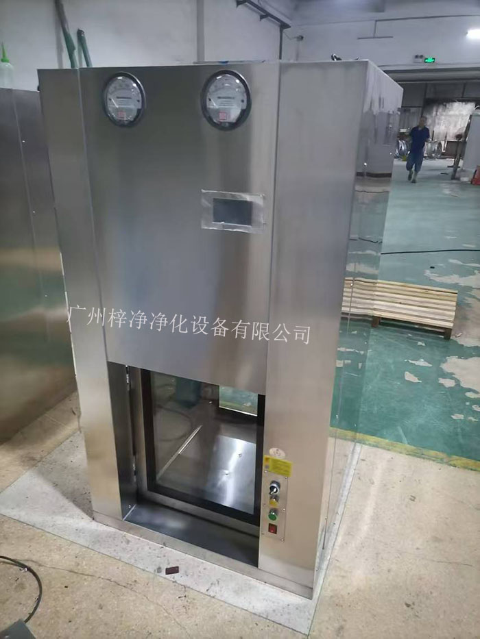 傳遞窗是一種用于潔凈室內(nèi)部或潔凈室與外界之間傳遞物品的設(shè)備，可以防止外部污染進(jìn)入潔凈室。