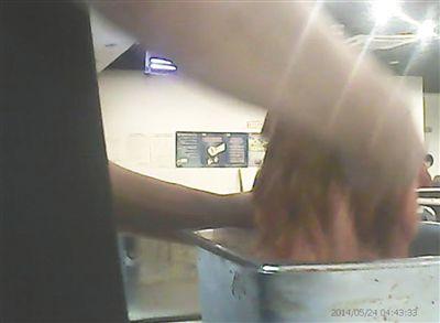 在開餐前，烤肉店一名員工正徒手?jǐn)嚢枞馄?
