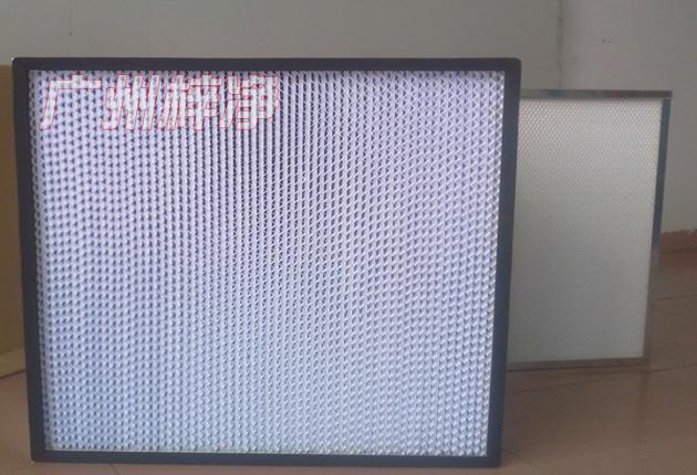 HS有隔板高效過濾器可廣泛用于光學(xué)電子、LCD液晶制造，生物醫(yī)藥、精密儀器、飲料食品，PCB印刷等行業(yè)無塵凈化車間的空調(diào)末端送風(fēng)處。